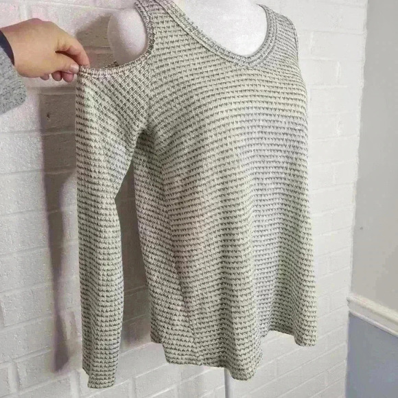 Poof women's cold shoulder long sleeve knit sweater size medium - Picture 4 of 9